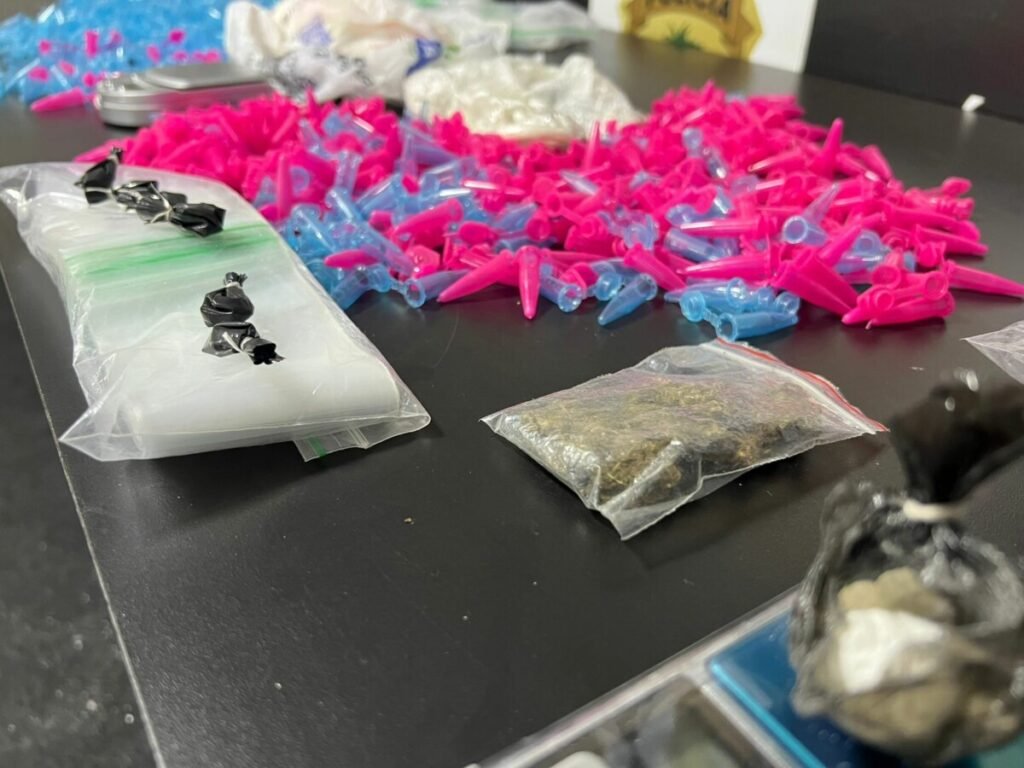 Policia-Civil-interdita-boate-usada-para-o-trafico-de-drogas-e-exploracao-sexual-em-Luziania-e-prende-familiares-por-operar-o-trafico-de-drogas-em-Luziania-1